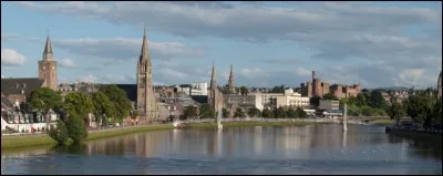 Cette ville écossaise des Highlands, située à l'embouchure de la rivière Ness, c'est :