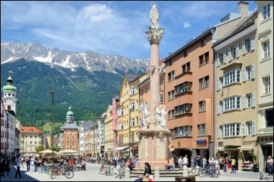 Cette ville autrichienne, capitale du Tyrol, située dans une vallée au c&oelig;ur des Alpes, c'est :