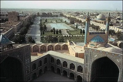 Troisième ville d'Iran avec 2 millions d'habitants, ancienne capitale du pays, riche de ses monuments, c'est :