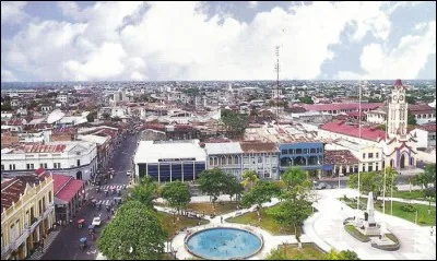 Cette ville péruvienne de 340 000 habitants, située sur l'Amazone, n'est accessible que par voie fluviale ou aérienne. C'est :