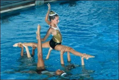 Fais-tu de la natation synchronisée ?