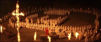 Quelle organisation prônant la suprématie de la "race" blanche est fondée en réaction à la defaite des confédérés et à l'interdiction de l'esclavage ?