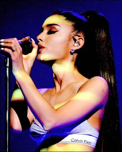 Avec qui a-t-elle fait un duo sur la chanson « Side to Side » ?