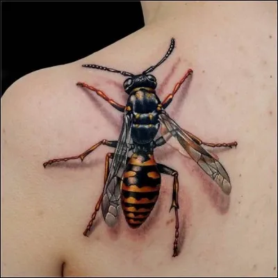 Cet été 2018 est un été à guêpes... voici un incroyable tatou 3D, d'un réalisme surprenant, si ce n'est, heureusement, la taille de la bête ! Laquelle de l'abeille ou de la guêpe perd son dard (et la vie) en piquant (et y réfléchit donc à deux fois) ?