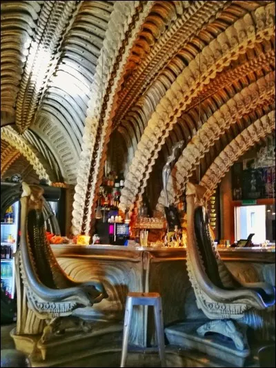 Pour prendre un verre en compagnie de l'alien d'Alien, rendez-vous en ce lieu, en face du musée Giger (le dessinateur créateur du fameux alien notamment). Où est situé ce musée ?