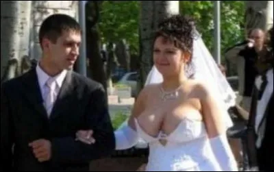 L'élégance est après tout une chose personnelle ! Il s'agit ici d'une robe (si, si, c'est une robe) de mariée (si, si) qui dévoile.... la personnalité de la promise et son futur mari. Ce qu'on peut se demander avec le sourire toutefois...