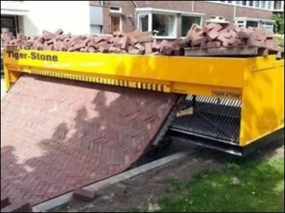 Ce n'est pas un gag. Ceci est une machine à paver les rues... où donc ?