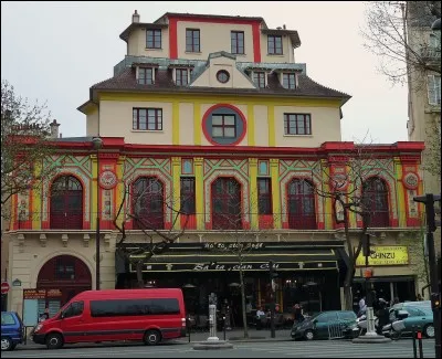 Et à travers les lumières colorées 
Au Bataclan, les gens __ de leur liberté...