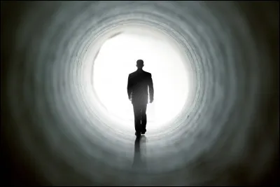 Aujourd'hui, ça fait trois ans que je suis décédé 
Je __ que mon père pensera à moi toute la journée
Qu'il s'en voudra comme tant d'autres de m'avoir encouragé 
À aller à ce concert qui semblait illuminer ma journée