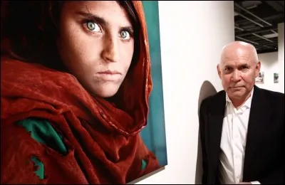 "La Jeune Fille Afghane" fut sign&eacute;e par Steve McCurry.