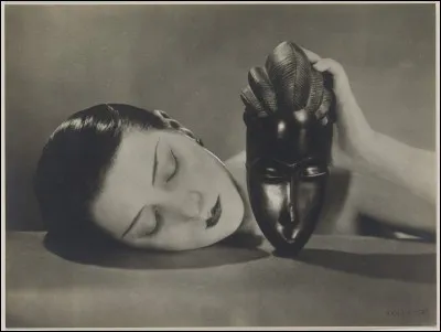 Ce visage est sublim&eacute; par le talent de l'artiste am&eacute;ricain Man Ray.