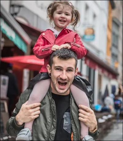 Depuis combien de temps Alex et Roxan sont-ils ensemble ?