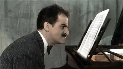 Dans quel film Louis de Funès arbore-t-il cette moustache ?