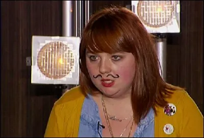 Quel est le nom de cette chanteuse qui passé le casting de 'Nouvelle Star', affublée d'une moustache et d'un badge électronique affichant le message 'j'aime les poils' ?