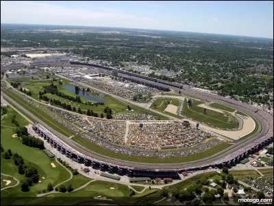 Les "500 miles d'Indianapolis" est une course automobile mythique située dans l'Indiana. Combien de miles fait la piste ovale créée en 1909 ?