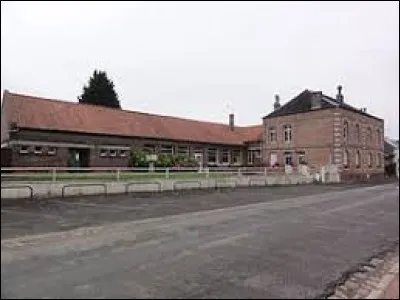 Petit tour dans les Hauts-de-France, à Étaves-et-Bocquiaux. Village de l'arrondissement de Saint-Quentin, il se situe dans le département ...