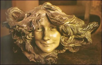 Ce relief, intitulé "Jardinière en forme de buste de femme", est de...