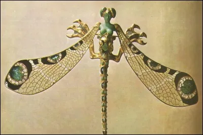 Ce joyau, "la Femme-Libellule", l'un des plus célèbres de tout l'Art nouveau, est de...