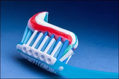 Quel gaz jaune pâle que l'on trouve à la fois dans les CFC et le dentifrice est le plus réactif de tous les éléments ?