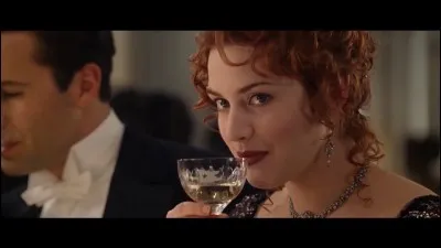 Elle figure dans le film.