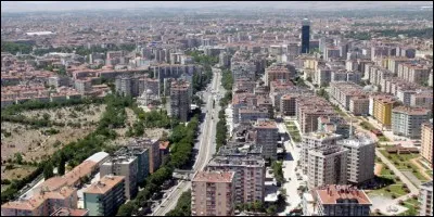 Cette importante ville turque d'un million d'habitants, au sud du plateau d'Anatolie à 1000 m d'altitude, c'est :