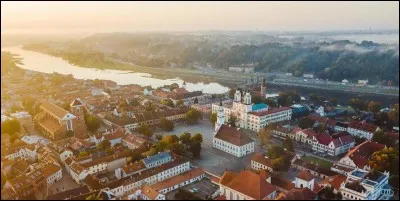 Cette ville lituanienne de 330 000 habitants, traversée par le Niémen, seconde ville du pays, c'est :