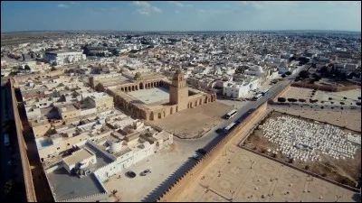 Cette ville tunisienne, dont la mosquée du IXe siècle constitue le plus ancien et le plus prestigieux monument islamique du Maghreb, c'est :