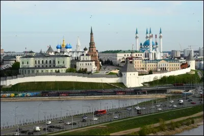 Cette ville russe sur la Volga, capitale du Tatarstan, bâtie autour de son kremlin du XVIe siècle, c'est :