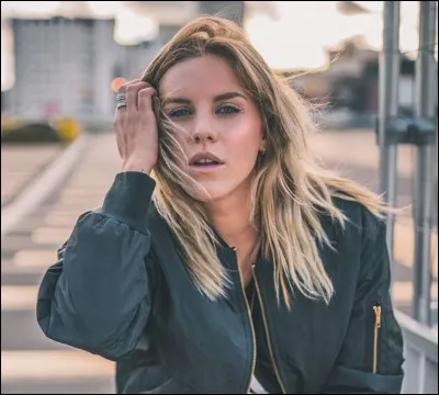 La youtubeuse a déjà écrit un livre. Quel en est le titre ?