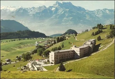 Pour aller à l'hôtel "Reine Fabiola", on doit se rendre en...