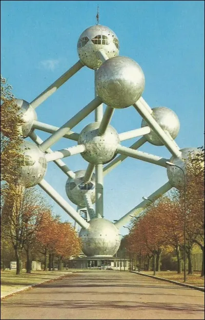 "L'Atomium" de Bruxelles représente un atome...