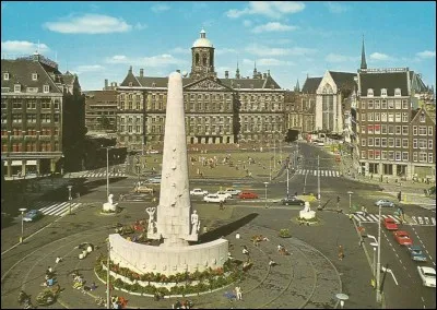 Dans quelle ville d'Europe peut-on voir cette place avec le Palais Royal ?