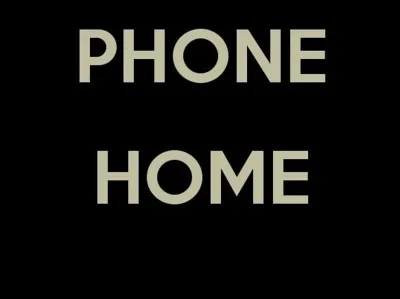 Quel personnage de fiction prononce cette phrase devenue célèbre 'téléphone maison' ?