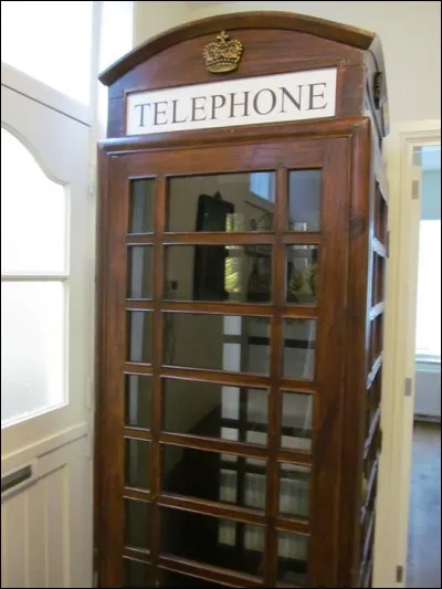 De quelle couleur les cabines téléphoniques anglaises sont-elles traditionnellement ?