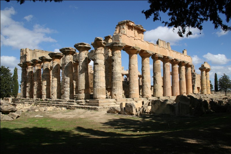 L'original a été construit vers le 6e siècle av. J.-C. Celui que nous voyons a été reconstruit par les Romains. Quel est cet édifice de style dorique avec deux rangées de colonnes et qui mesurait 70 x 32 m, soit plus grand que le Parthénon d'Athènes ?