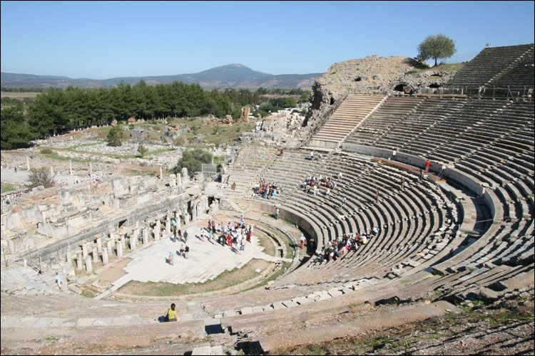 Aujourd'hui turque, cette cité était, dans l'Antiquité, l'un des ports les plus riches en mer Égée. Depuis le second millénaire, elle était identifiée au temple d'Artémis, qui fut l'une des Sept Merveilles du monde.Les fouilles n'ont mis au jour que des bâtiments de l'époque romaine tels que la bibliothèque de Celsus et le grand théâtre de la photo.Nommez ce lieu :