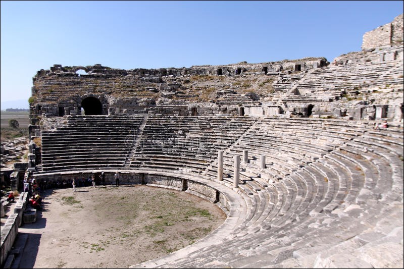 Cité située dans une région historique du Monde grec antique à l'ouest de l'Asie Mineure. Son modèle d'aménagement inspira l'urbanisme qu'utilisèrent les Romains pour plusieurs cités.Où peut-on voir les ruines de ce fameux théâtre ?