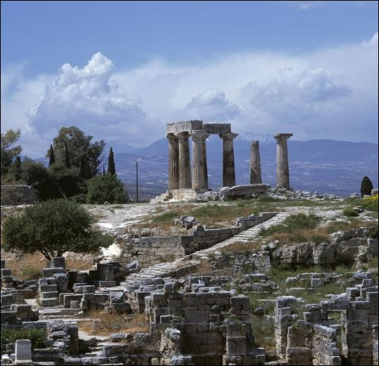 Cette cité antique fut indépendante du VIIIe siècle à 338 av. J.-C. Le haut de la ville a été choisi pour l'Acrocorinthe qui était dominée par le temple d'Aphrodite.Ce centre cosmopolite fit du commerce pour s'enrichir et défendit sa liberté face aux intentions hégémoniques des voisins.Nommez cette cité marchande contrôlant l'isthme en son nom et reliant le Péloponnèse au reste de la Grèce :