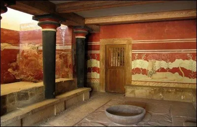 Très ancien site archéologique de l'âge du bronze en Crète. Cet endroit a été, à maintes reprises, appelé la plus vieille ville d'Europe. On voit ici l'une des pièces du palais qui fut le centre cérémoniel et politique de la civilisation minoenne. 
On parle du palais de...