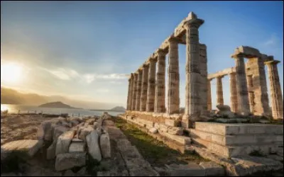 Ce temple dédié à Poséidon, érigé à 50 km d'Athènes, date de l'an 440 av. J.-C. Il est installé tel une sentinelle sur l'Attique. Il occupe, en effet, un site marin admirable face à la mer Égée et aux Cyclades. 
Ce rocher, haut de 60 m, plonge à pic dans la mer : l'endroit portait le nom de "pointe sacrée".
Nommez ce lieu aux couchers de soleil sublimes :