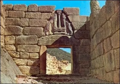 Il s'agit d'un établissement préhellénique situé dans le Péloponnèse et entourée de murs cyclopéens : Homère la décrit comme "riche en or". 
Il donne son nom à la civilisation qui se répand à partir de 1700 av. J.-C.
Quel est ce lieu où, selon l'Unesco, des travaux de restauration, notamment de la Tombe des Lions, renforceraient la valeur universelle exceptionnelle ?