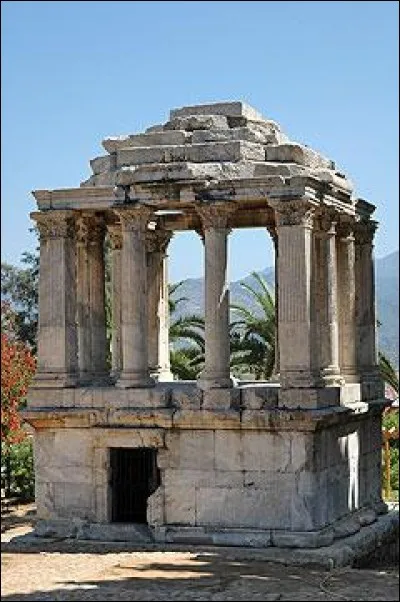 À cet endroit fut édifié un mausolée qui était, à son époque, l'une des Sept Merveilles du Monde antique. Ce tombeau, du IVe siècle avant J-C, fut érigé pour un important gouverneur de Turquie.
Dans quelle ville trouve-t-on ce mausolée qui survécut jusqu'aux Croisades, soit plus que toutes les autres merveilles du Monde antique, la grande pyramide de Khéops mise à part ?