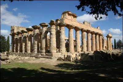 L'original a été construit vers le 6e siècle av. J.-C. Celui que nous voyons a été reconstruit par les Romains. Quel est cet édifice de style dorique avec deux rangées de colonnes et qui mesurait 70 x 32 m, soit plus grand que le Parthénon d'Athènes ?