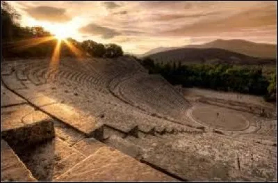 Nous finissons ce voyage des beautés par l'un des plus beaux chefs-d'uvre de l'architecture grecque. L'Unesco souligne son admirable intégration dans le site et la pureté de ses proportions. 
Son acoustique est à ce point bonne qu'on l'utilise encore aujourd'hui.
Trouvez l'endroit du plus beau théâtre antique en plein air au monde : 

Merci d'avoir voyagé avec moi !