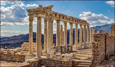 Fondée au IIIe siècle av. J.-C., cette cité est devenue l'un des principaux centres du savoir culturel, scientifique et politique dans le Monde antique. Le temple que l'on voit ici, érigé sur l'agora, date de la période romaine et a été consacré à Trajan. 
Quelle était cette cité maintenant turque, capitale de la dynastie des Attalides ?