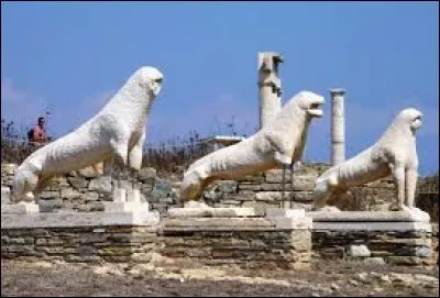 Les lionnes ont été sculptées pour la protection symbolique de ce grand port cosmopolite méditerranéen. La cité a joué un rôle important en Grèce antique, tant sur le plan commercial que religieux, surtout lorsqu'elle avait de l'eau potable pour justifier l'accès à son dangereux port.
Quel est cet endroit panhellénique dont le rayonnement a connu son apogée religieuse au VIe siècle av. J.-C. ?