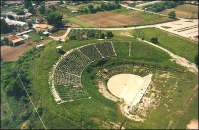 Tout au long de son histoire, ce sanctuaire hellénistique fut le théâtre de grandes fêtes organisées par les rois de Macédoine. Nommez ce site archéologique qui fut oublié pendant des siècles pour être redécouvert en 1928 :
