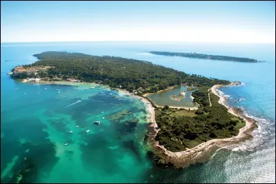 Quelle &icirc;le m&eacute;diterran&eacute;enne se trouvant en face de Cannes a accueilli dans sa prison l'homme au masque de fer ?