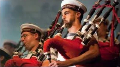 Le mateleau jète à la mer les chats du patron.