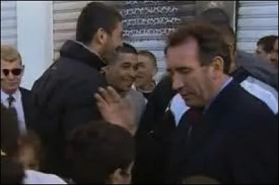 Un gamin voulait vidée la poche de Bayrou et se débiner mais les taloches de François lui ont données du bonus.